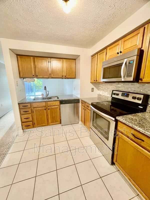 Building Photo - 925 Elm Ct