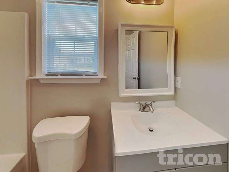 Building Photo - 1612 Robert Rd