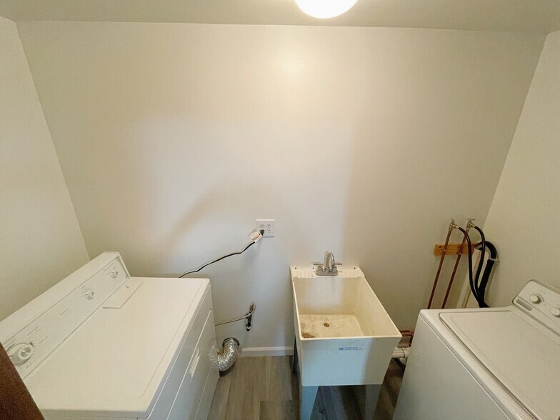 Building Photo - 148 Robinson St