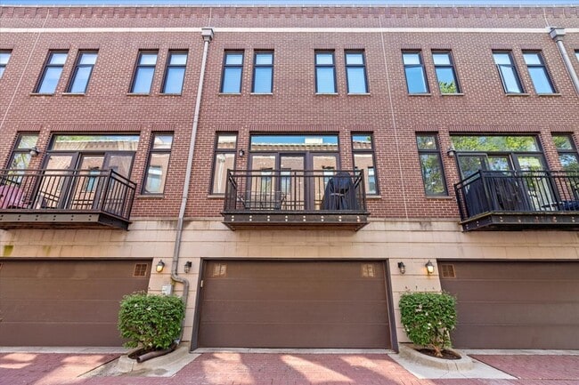 Building Photo - 2860 N Paulina St
