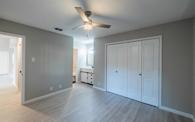 Building Photo - 915 Sirocco Dr