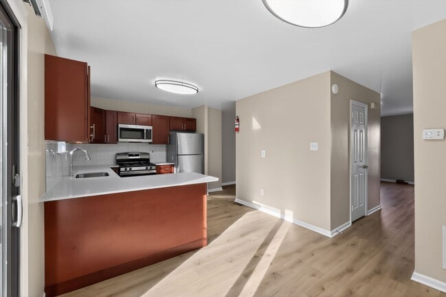 Building Photo - Newly Refinished 2 Bedroom Townhome