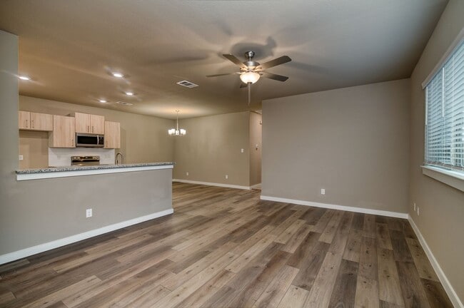 Building Photo - GORGEOUS 3 BEDROOM DUPLEX LOCATED IN MIDLO...