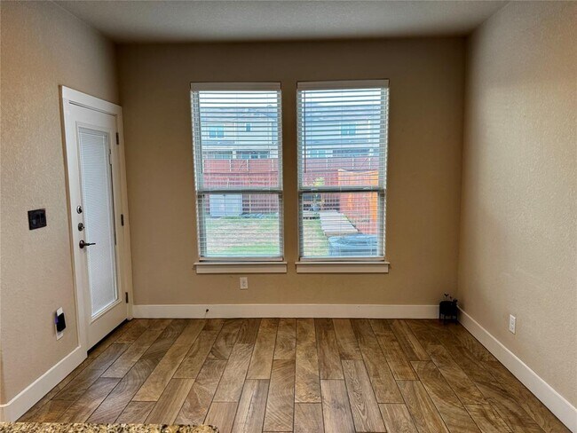 Building Photo - 315 Madison Oaks Ave