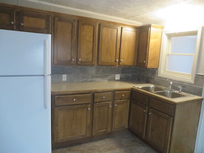 Kitchen - 534 N Warren Ave