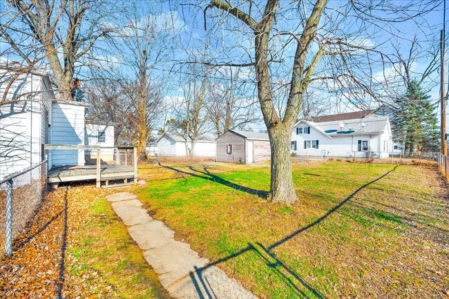 Building Photo - 102 N Cedar Ave