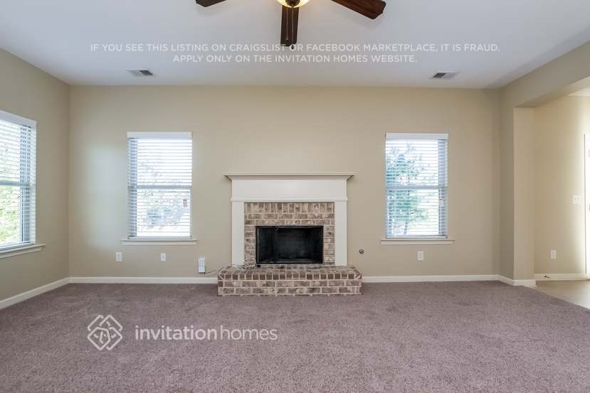 Building Photo - 2070 Hydrangea Ln