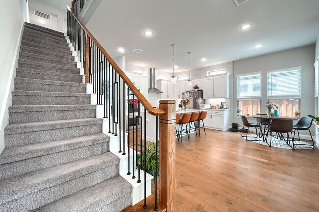 Building Photo - 2446 Bainbridge Dr