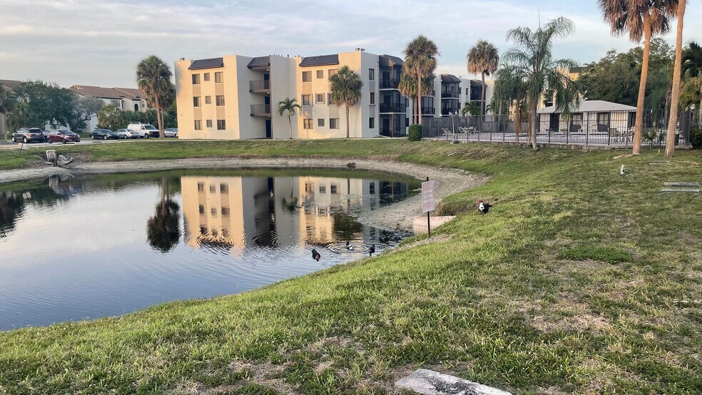 Building Photo - 3700 N Pine Island Rd