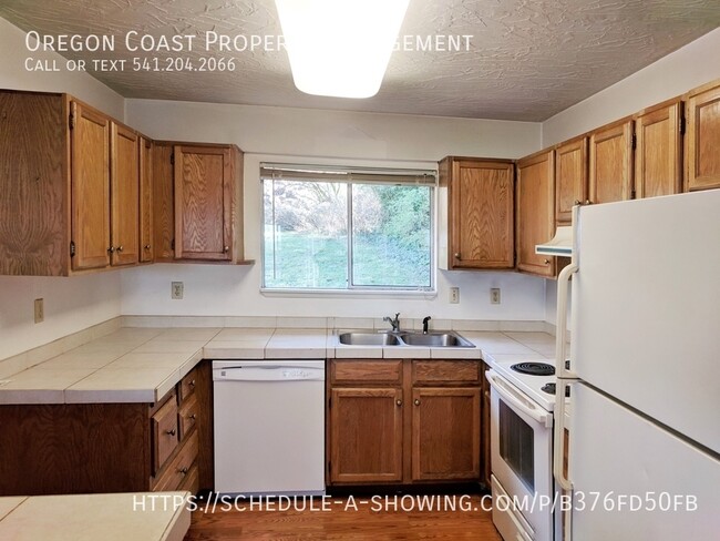 Building Photo - 584 Hwy 101 S