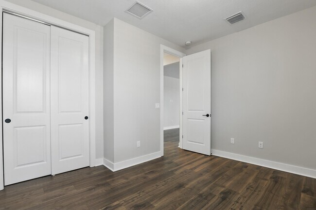 Building Photo - 5366 Santa Rosa Ln