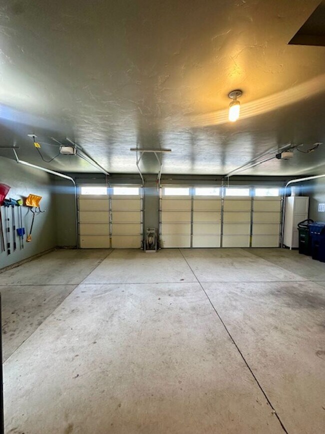 Building Photo - 63266 NW Newhall Pl