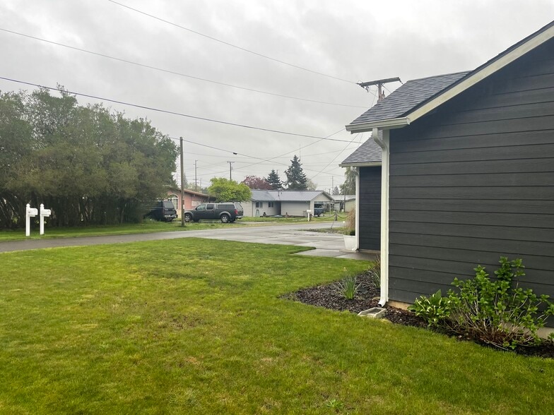 Building Photo - 627 N 3rd St