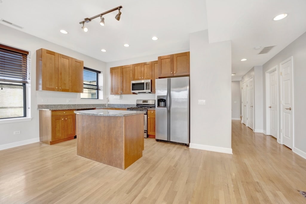 Building Photo - 4840 N Kimball Ave