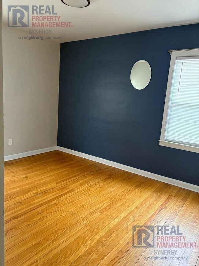 Building Photo - Charming Two Bedroom House