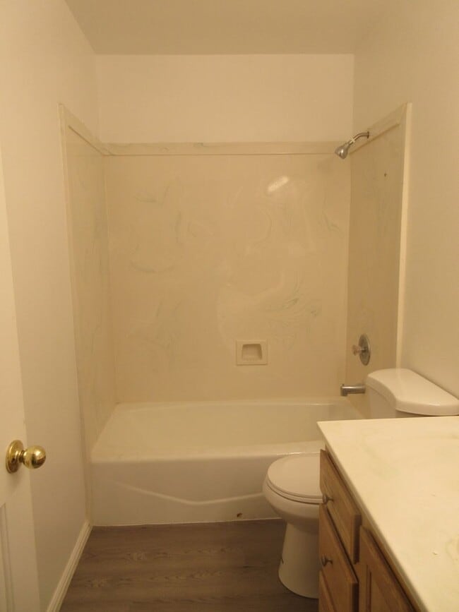 Building Photo - **Move-In Bonus!** 3 bed, 2 bath Twin Home