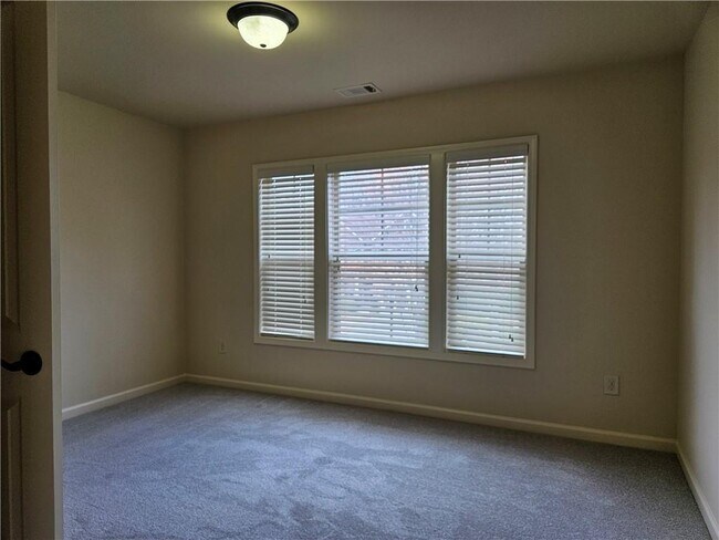 Building Photo - 3155 Stonecrest Dr