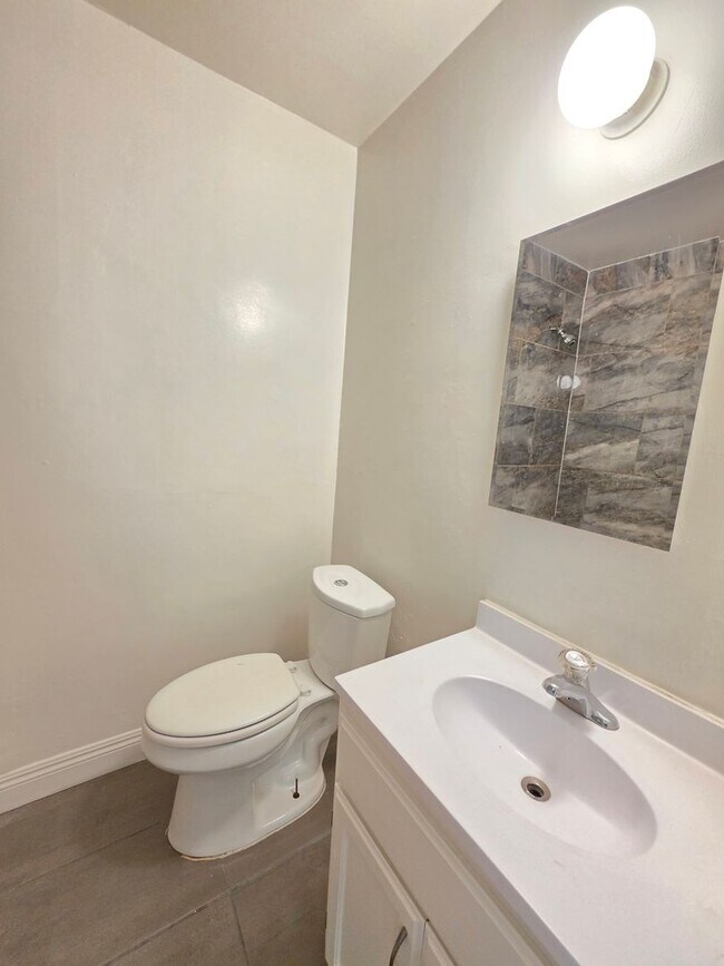 Building Photo - 9618 Kalmia St