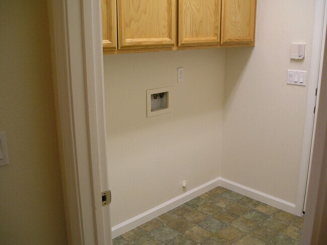 Building Photo - Highland Reserve 4 Bedroom 2 Bath, 1581 sqft, New Paint and Carpet, Great Room Floor Plan with fi...