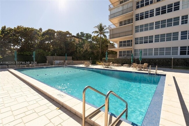 Building Photo - 1021 Hillsboro Mile Unit 204