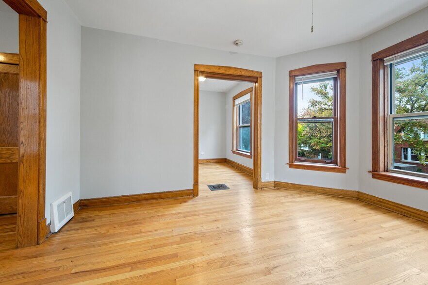 Building Photo - 4737 N Kildare Ave
