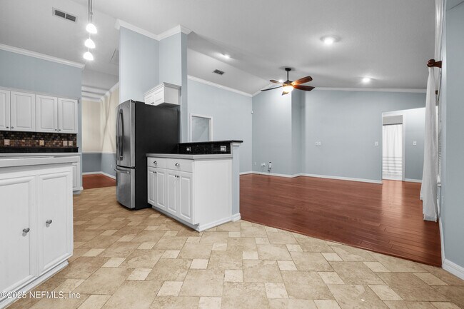 Building Photo - 6840 SW 80th Dr