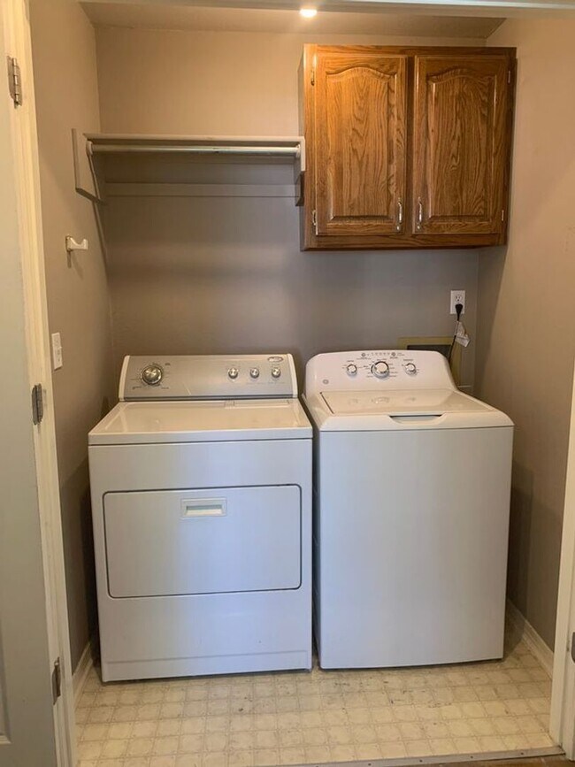 Building Photo - This beautifully updated three-bedroom, tw...