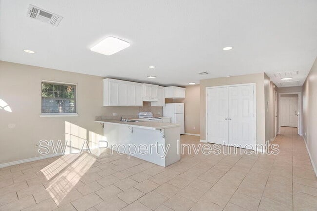 Building Photo - 308 W Napoleon St