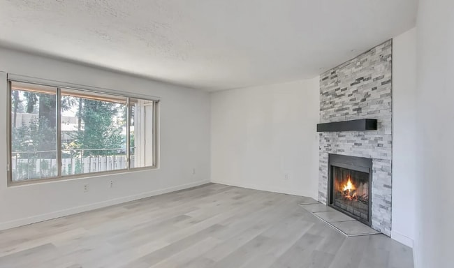 Building Photo - Fully Renovated AUBURN condo