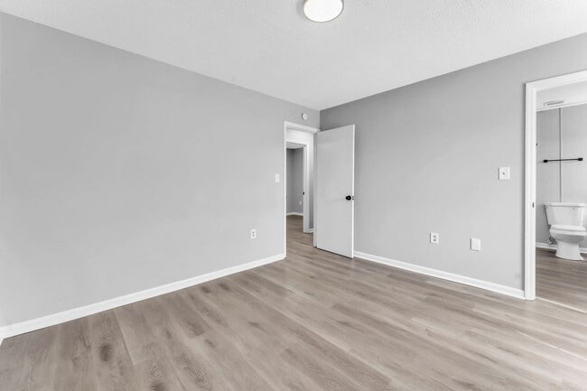 Building Photo - *NEWLY RENOVATED* 2 Bedroom Townhouse in D...