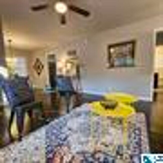 Building Photo - Charming 4 Bedroom, 1 Bathroom house