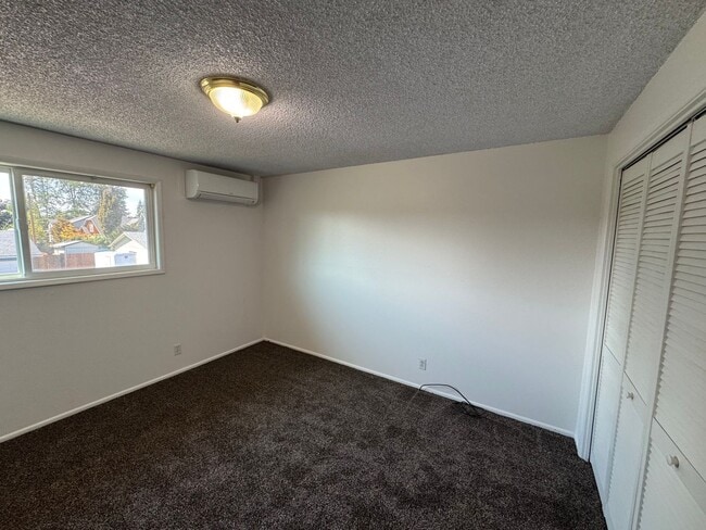 Building Photo - 3 Bedroom Duplex off Gilham Rd.