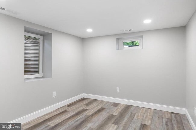 Building Photo - 405 Hamilton Rd