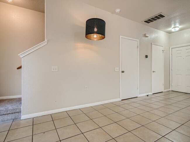 Building Photo - 1200 Perez St
