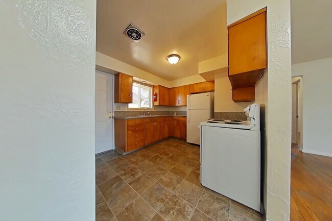 Building Photo - 2 Bedroom Duplex ~ Close to Campus