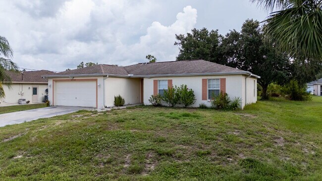 Building Photo - "Charming 3-Bedroom Retreat with 2 Full Ba...