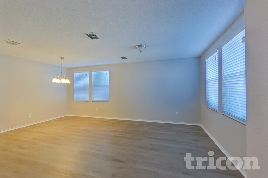 Building Photo - 16616 Jasmine Springs Dr