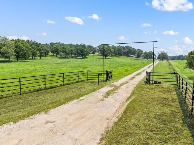 Building Photo - 248 Howard Rd