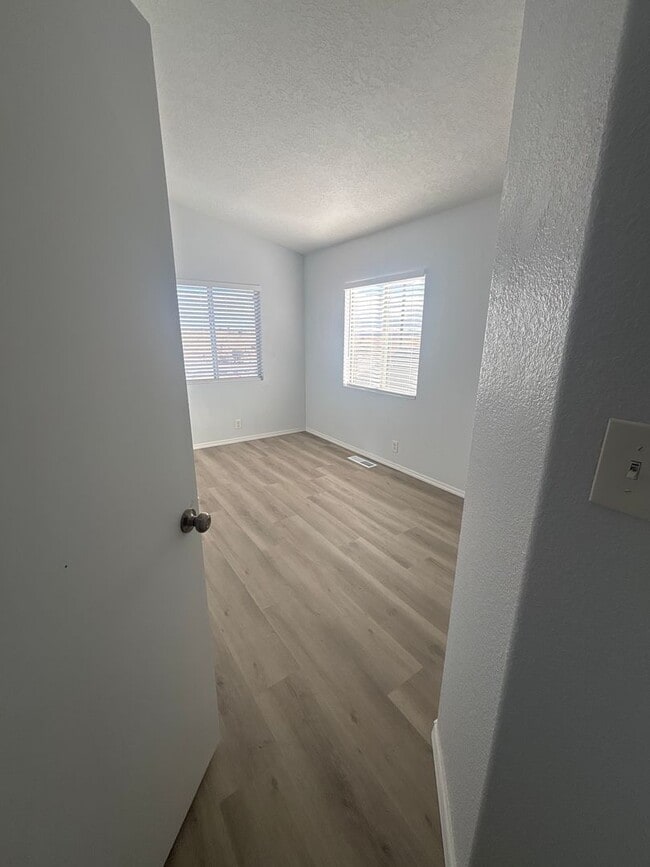 Building Photo - 5 Bedroom House