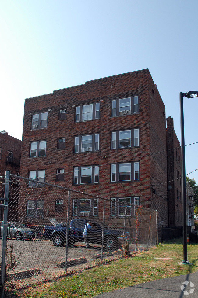 Building Photo - 356 William St