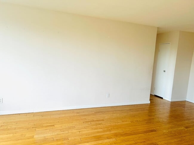 Building Photo - 1210 N Taft St