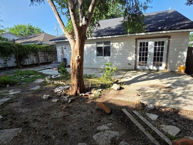 Building Photo - 121 Amelia Ct