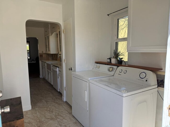 Building Photo - 630 Bryn Mawr Dr NE