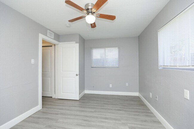 Building Photo - For Lease-Housing Vouchers Accepted | 2 Bed, 1 Bath | 800 Sq Ft | Sunnyside Place Community |