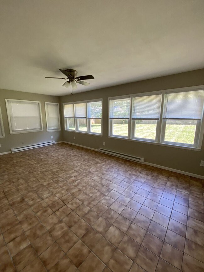 Building Photo - Gorgeous 3 Bedroom Home located near the new HYVEE!