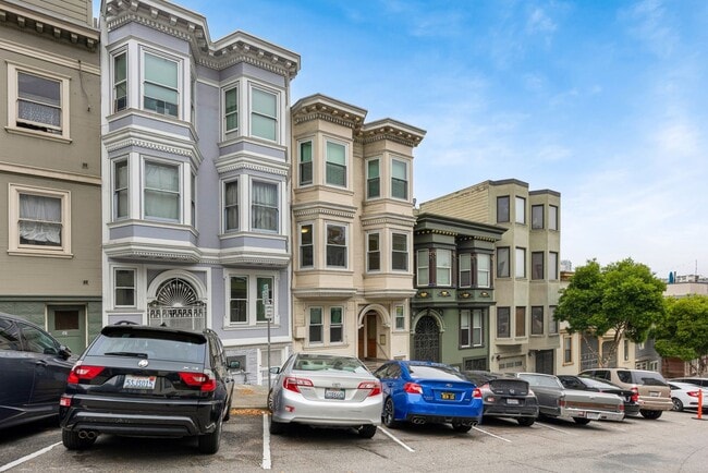 Building Photo - Remodeled pet friendly 1BR w/ shared roof deck, new kitchen, laundry