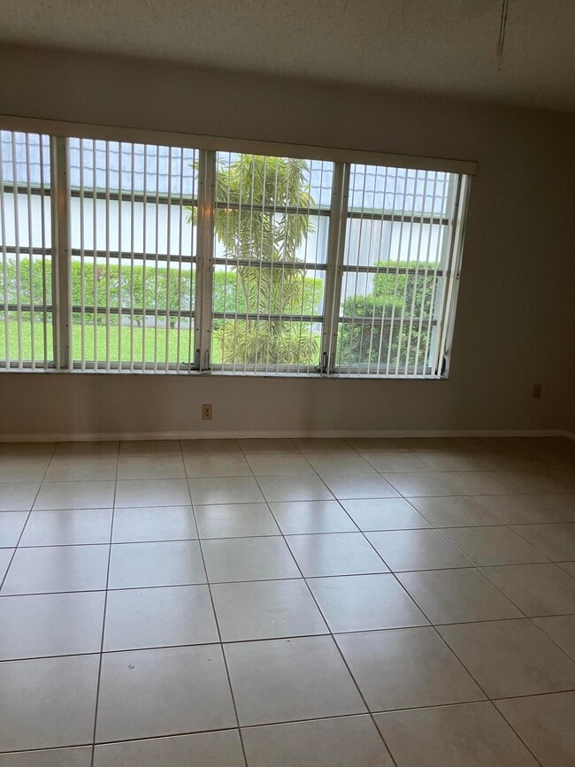 Building Photo - 2886 Fernley Dr E