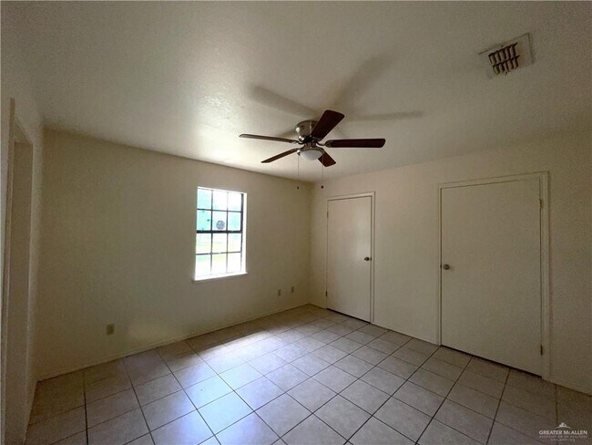 Building Photo - 624 S Pleasantview Dr