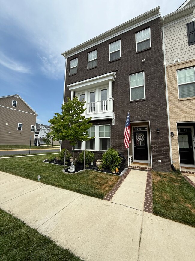 Building Photo - Gorgeous Potomac Shores End Unit Townhome