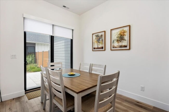 Building Photo - Downtown Townhouse